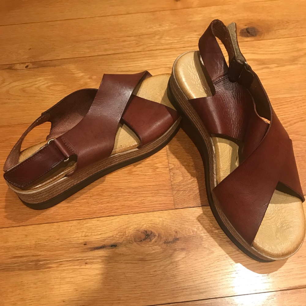 Brown leather sandals with memory foam.